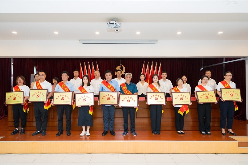 1751427300645318 1751427300645318