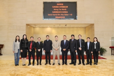 �������Ǵ�ѧͬţ��ϯ�ö�˹�����˶һ��ݰ��QQPKֽҵ���н���������������һ��һ���˲�������ѵ����