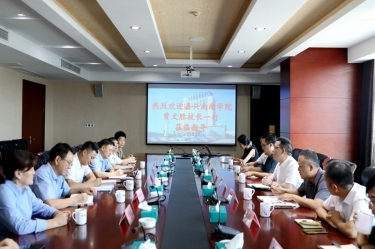 �����Ϻ�ѧԺ��ί����ǡ�����У������ʤһ��ݰ��QQPKֽҵ���н���